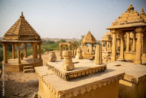 Foto Ancient golden sandstone chhatris royal cenotaphs at Bada Bagh architectural mon
