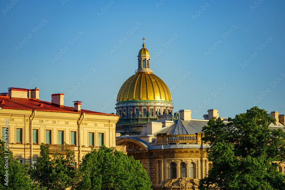 Fototapeta premium Golden dome of Saint Isaac's Cathedral in Saint Petersburg, Russia