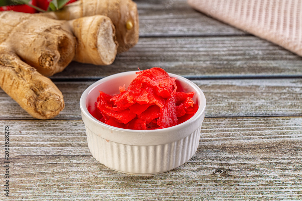 Ταπετσαρία Red pickled ginger in white bowl with fresh horseradish roots on wooden table