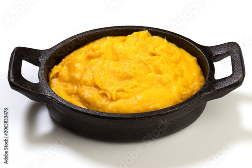 Purée de courge butternut isolée sur fond blanc
