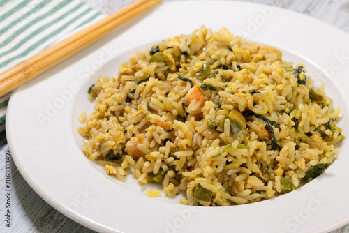 riz sautés aux crevettes et légumes