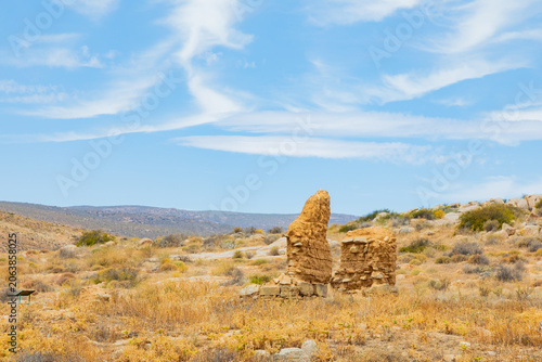 Foto Ruins of Koeroebees farmstead, colonial heritage site in Karoo