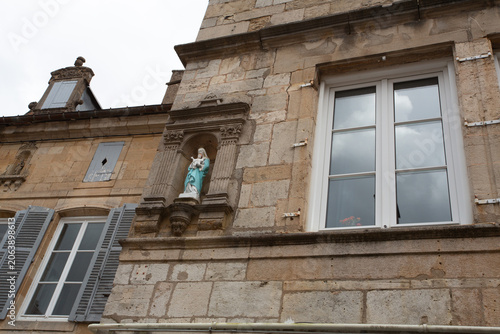 Obraz na plátne Vierge à l'enfant dans une alcôve sur une façade de maison ancienne