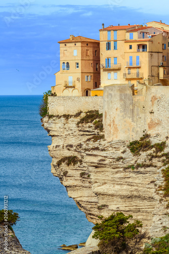 Maisons colorées au bord du vide sur le rocher de calcaire de Bonifacio