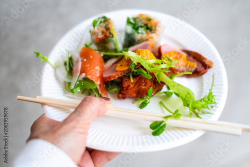 立食パーティーの料理_紙皿に乗せる