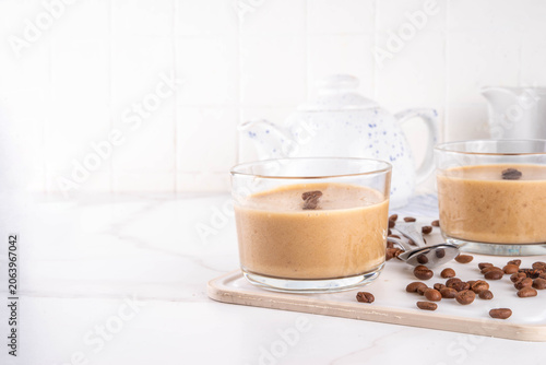 Foto Italian coffee latte mousse dessert, souffle or pudding