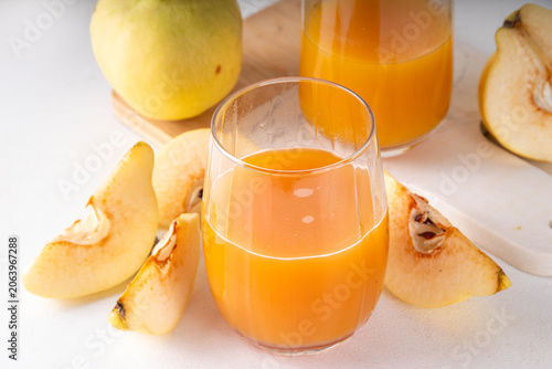 Foto Fresh homemade apple quince juice