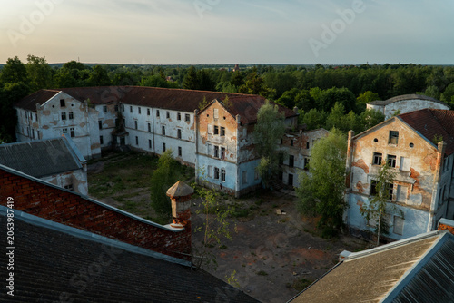 Foto Aerial view of an abandoned former psychiatric hospital in Königsberg, with weathered buildings, inner courtyard, and surrounding greenery