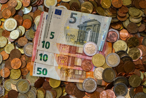 Foto Euro-Geldscheine und Münzen