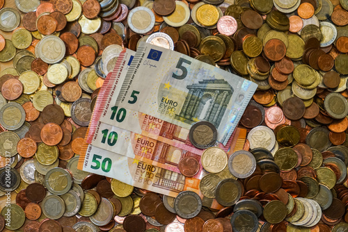 Fotografie Euro-Geldscheine und Münzen