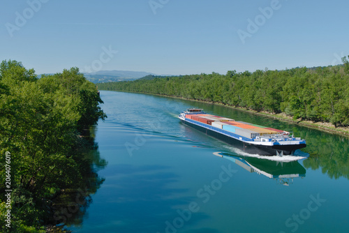 Foto Grande péniche de transport fluvial chargée de conteneurs naviguant sur le Rhône en France