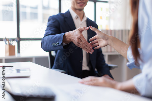 Fotografia Lawyers shake hands with business people to seal a deal with partner lawyers