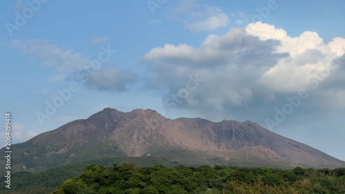 日本の鹿児島県にある活火山の桜島の動画。雲のように噴煙を上げている山。