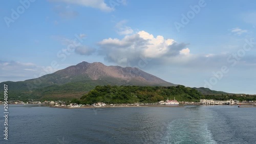 日本の鹿児島県にある活火山の桜島の動画。雲のように噴煙を上げている山。