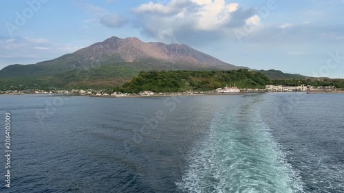 日本の鹿児島県にある活火山の桜島の動画。雲のように噴煙を上げている山。