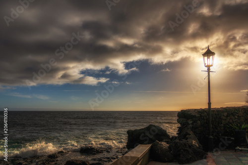 Brandung des Atlantiks an der Uferpromenade des Ortes Valle Gran Rey auf der Kanarischen Insel La Gomera
