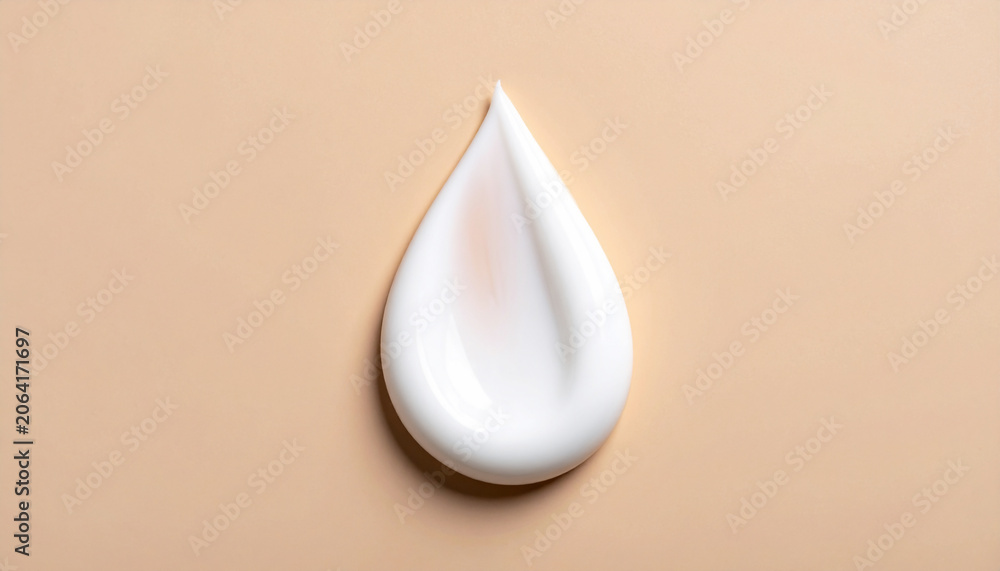 Fototapeta premium 白いクリームのしずくと肌色背景、保湿スキンケアと美容成分のコスメ素材 / White cream droplet on skin tone background, moisturizing skincare and beauty ingredient cosmetic material