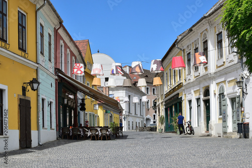 Fotografie Cobblestone street, traditional houses and colorful decorations in the old town of Szentendre, Hungary