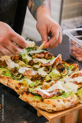 Obraz na plátně Pizza in pala appena sfornata e condita con crema di zucchine, pancetta croccant