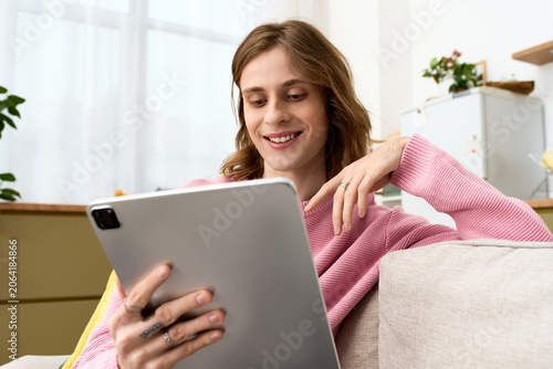Canvas-taulu Living authentically as a gender nonconforming youth in a modern apartment