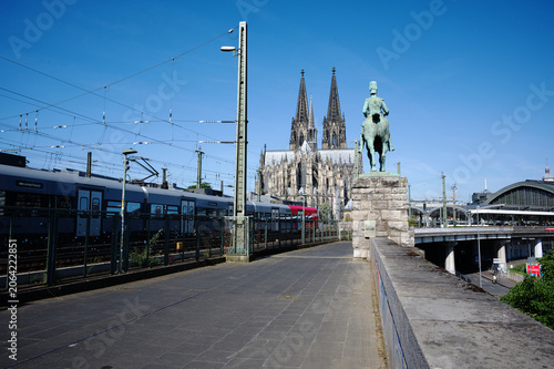 Brückenkopf Hohenzollernbrücke in Köln mit Einfahrt zum Hauptbahnhof Köln und der Dom.