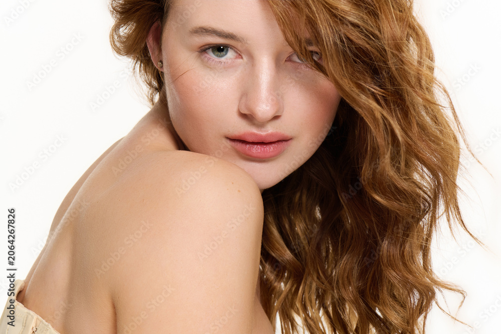 Naklejka premium Beautiful young woman showcasing elegance and charm in a captivating studio setting