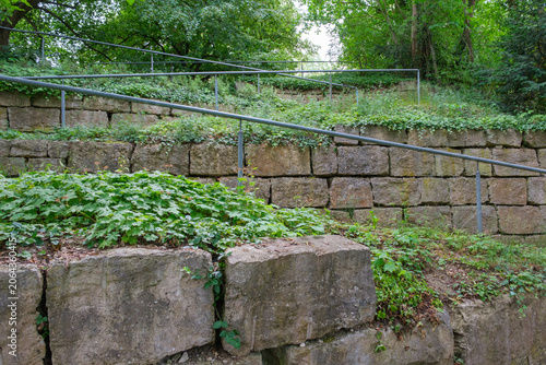 Natursteinmauer Trockenmauer als Stützmauer an einem Weg
