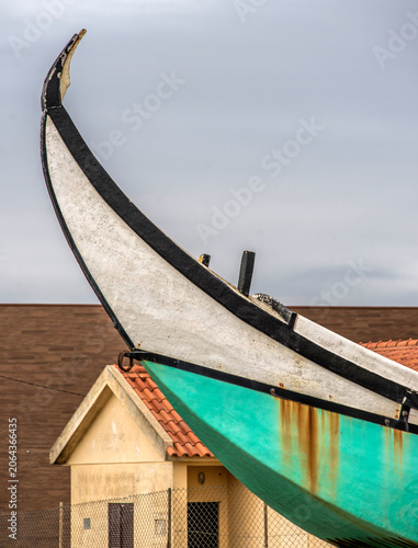 Proue de bateau de pêche côtière traditionnelle à Mira, Portugal