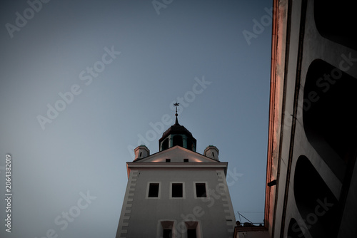 Foto Castle bell tower with onion dome and weather vane at dusk in Szczecin