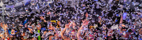 Photos Lluvia de confeti plateado sobre multitud celebrando en concierto o fiesta noctu