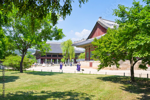 Foto Gyeongbokgung Palace Gyeonghoeru Pavilion with Green Trees and Lawn in Seoul Kor