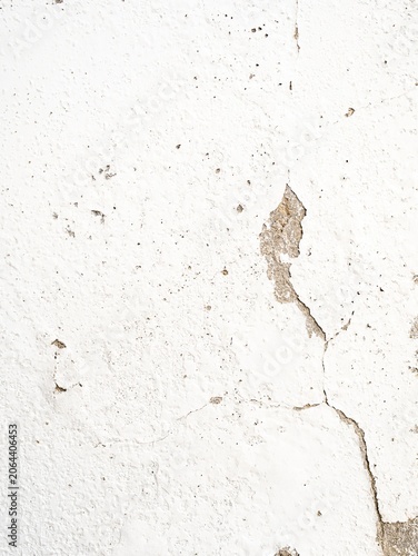 Foto White distressed plaster wall texture with cracks, peeling paint, and subtle stains; minimal grunge background for design, renovation, or vintage concepts