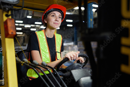 Schilderij op canvas Worker operating a forklift in an industrial warehouse