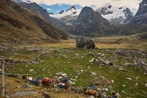 Quadro su tela deep into the heart of Quebrada Carhuascancha, one of the most remote and rewarding valleys on the eastern flank of the Cordillera Blanca