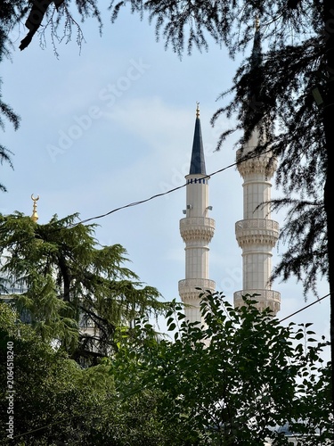 vue sur le minaret d'une mosquée de Tirana en Albanie