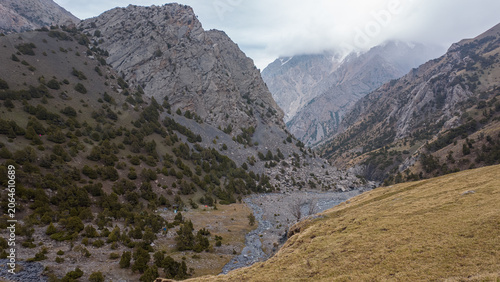 Fotografia Breathtaking views of the Dudoba gorge unfold as towering mountains rise around