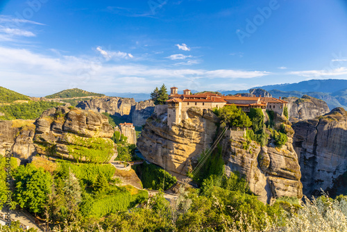 Foto Historic monasteries of Meteora perched atop towering sandstone rock pillars in central Greece