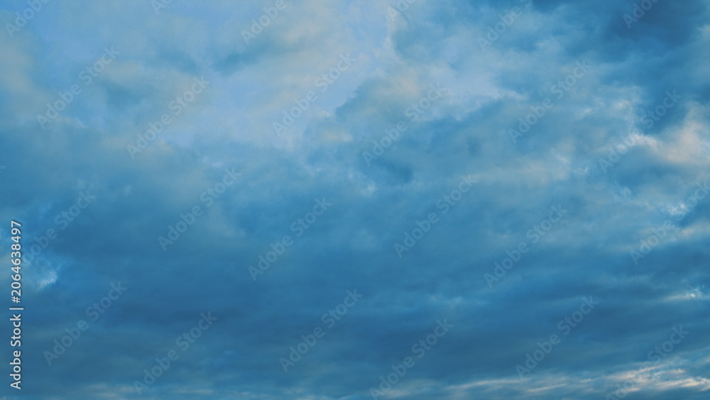 Obraz premium Dramatic Cloudy Sky Displaying Multiple Shades of Blue Throughout the Vastness of Nature