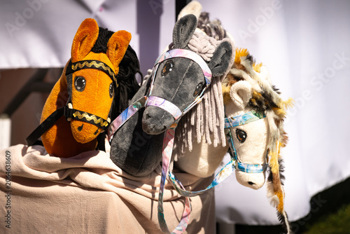 Schilderij op canvas Toy horse heads on a stick for hobby horse riding