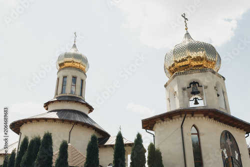 Tableau sur toile Golden domes gleam under a soft sky