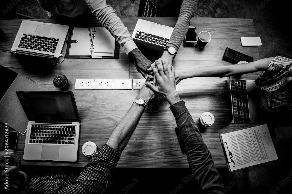Obraz premium Teamwork collaboration around office table with laptops