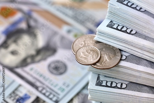 Fotografía US coin lies among ten thousand dollars packs in stack on big amount of hundred