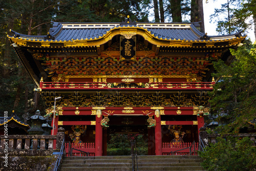 Bild auf Leinwand 日本の風景・秋　紅葉の日光　世界遺産　輪王寺大猷院　二天門