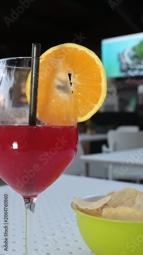 preparazione di un cocktail con un shaker