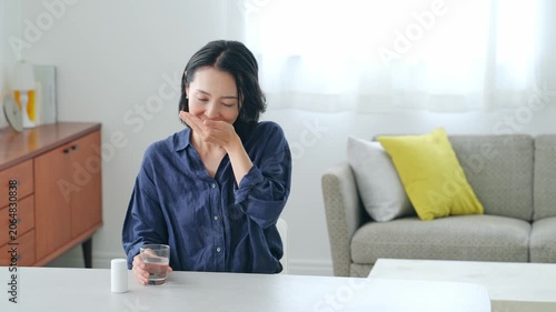 錠剤を飲む女性