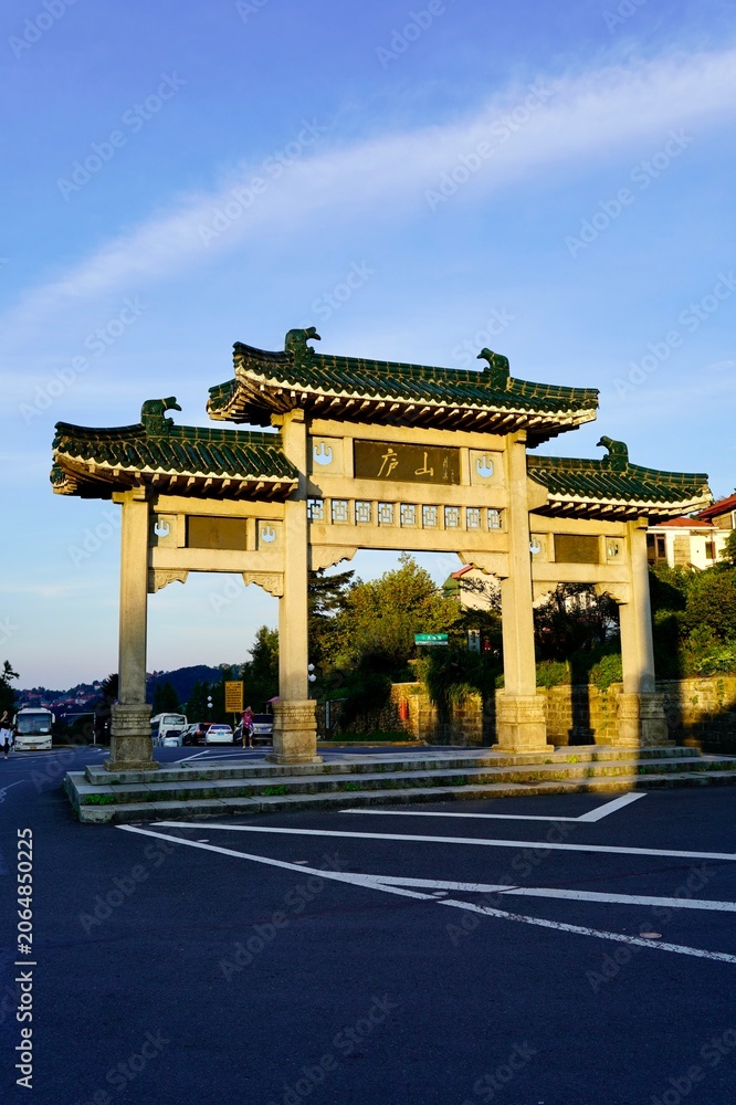 Obraz premium Traditional Chinese gateway at Mount Lu (Lushan), Jiangxi, China