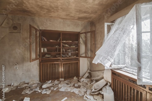 Obraz na plátně Abandoned room with broken furniture and damaged walls