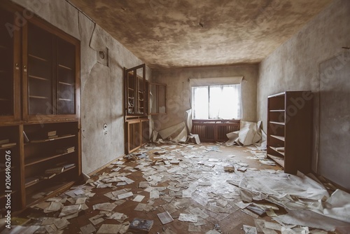Slika na platnu Empty room with damaged walls and furniture in a abandoned house