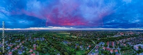 Fotografie Panorama über einer Stadt mit dramatischen Wolken