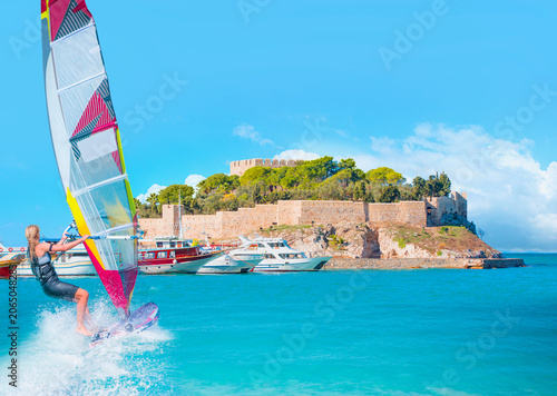 Foto Windsurfer surfing the wind on waves in Kusadasi - Pigeon Island with a Pirate